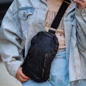 Bolsa Nova Logan Sling in Black